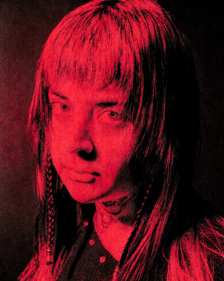 Retrato frontal de MICHIROUP con flequillo, iluminación roja