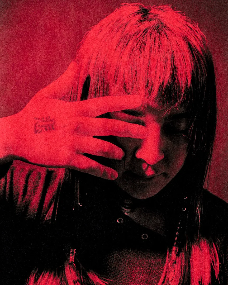 MICHIROUP cubriéndose el rostro con la mano, sesión YOAKE